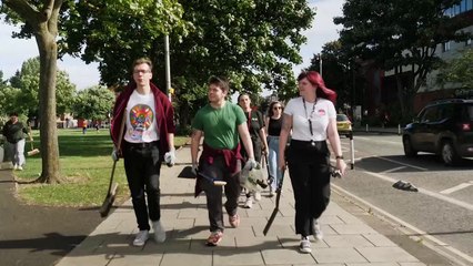 GB: des centaines de personnes aident à nettoyer les rues de Middlesbrough