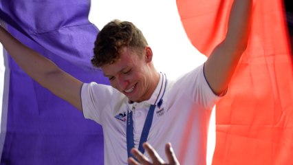 Dédicaces et dauphin volant... Le Club France en folie pour Léon Marchand