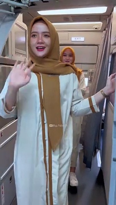 Pramugari_Super_Air_Jet_Saat_Menutup_Pintu_Pesawat_di_Bandara_Soekarno-Hatta_Jakarta(1080p60)