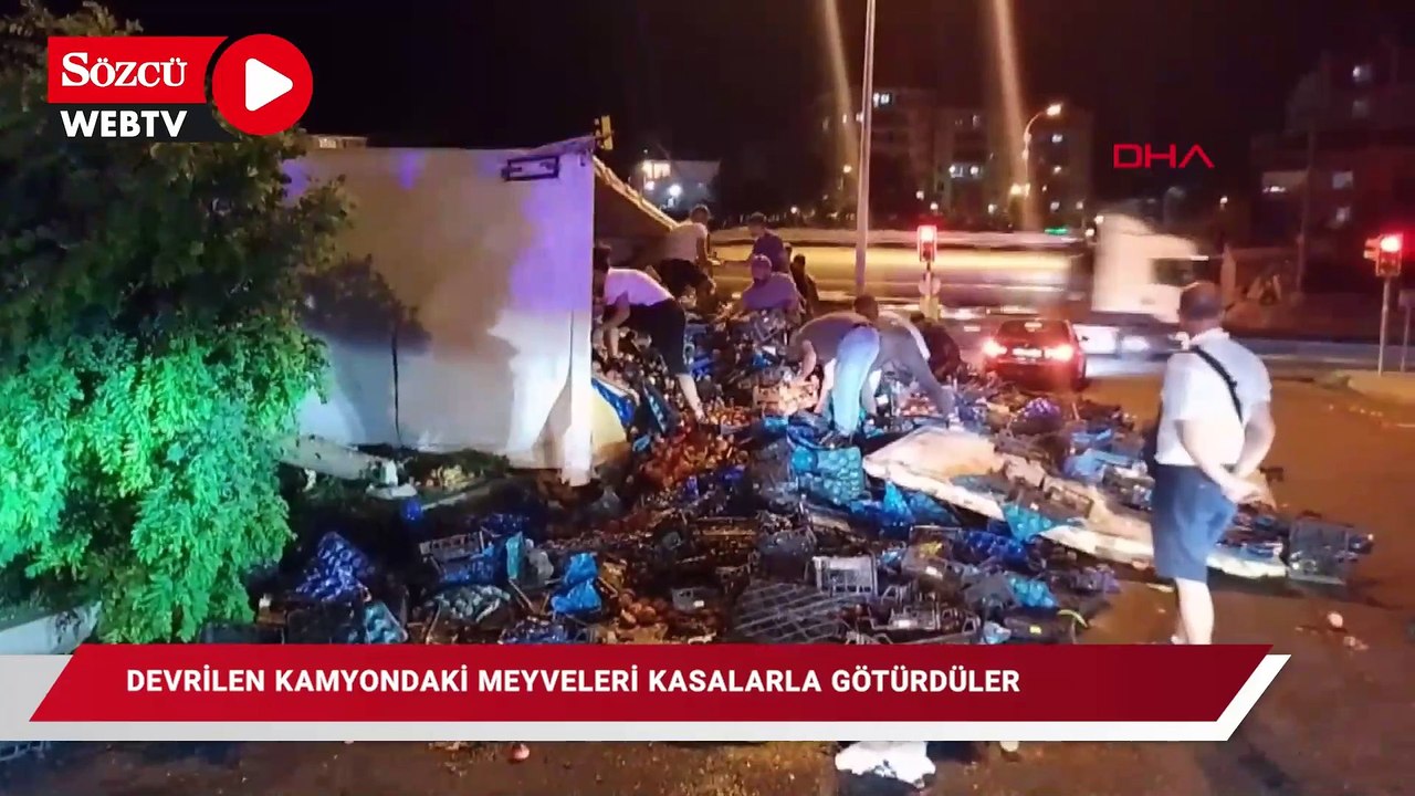Silivri'de devrilen kamyondaki meyveleri kasalarla götürdüler