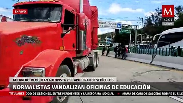 Normalistas de Ayotzinapa vandalizan Secretaría de Educación y bloquean Autopista del Sol