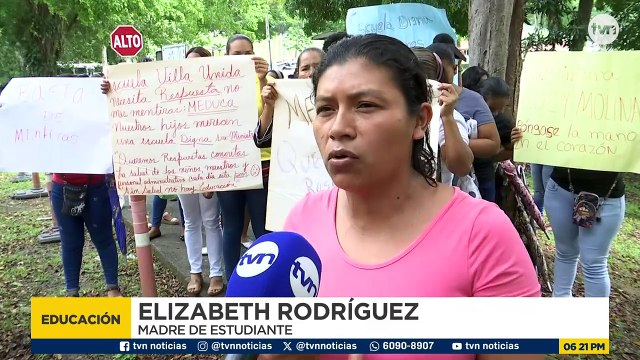 Docentes y padres de familia de la escuela Villa Unida protestan frente a Meduca