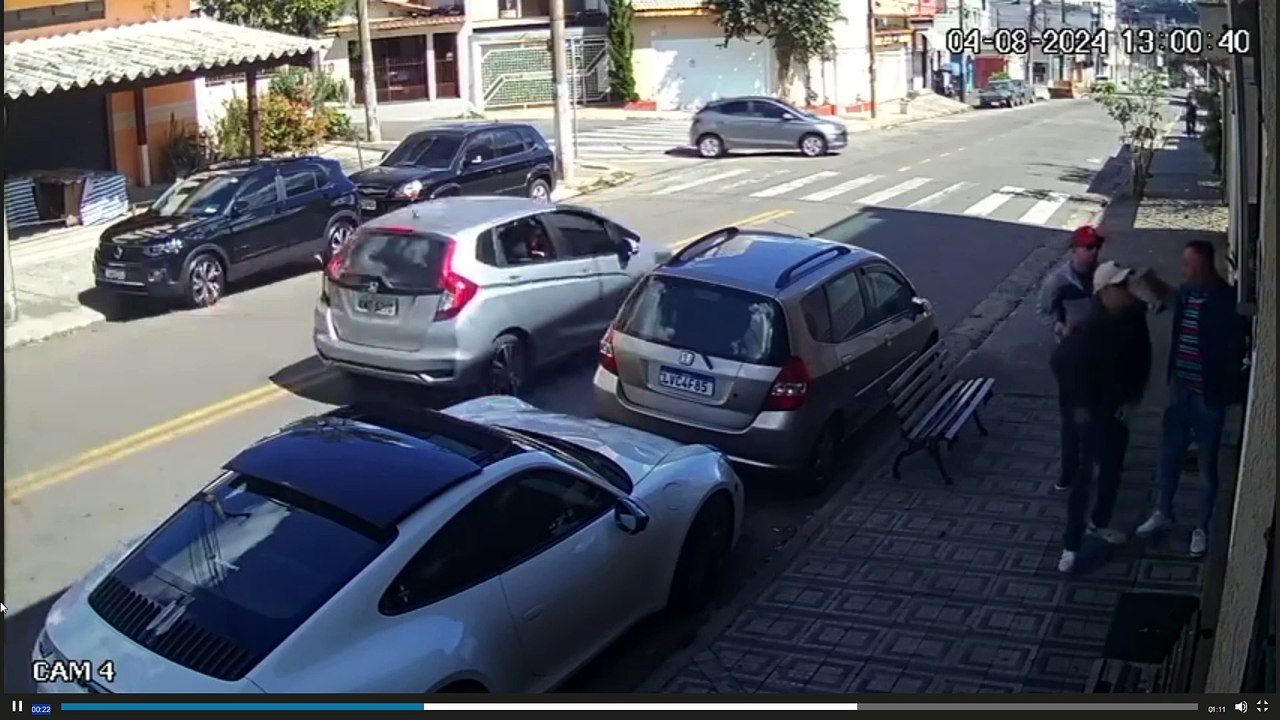 Câmera de segurança registra homens roubando Porsche em plena luz do dia