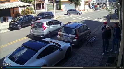 Câmera de segurança registra homens roubando Porsche em plena luz do dia