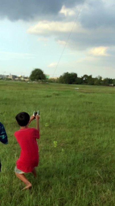 Hai học sinh thả diều sáo batman chiến gió giông bão và cái kết kéo đi luôn #kite