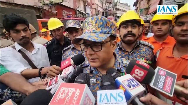 Varanasi में Yellow Zone में शामिल दो मकान हुए जमींदोज, NDRF की टीम मलबे में दबे लोगों को बाहर निकाला