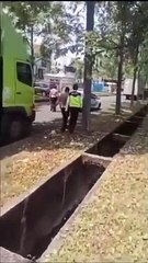 ViRAL SOPIR DIDUGA DITILANG POLISI SAAT SEDANG PARKIR MENUNGGU MUATAN DIBONGKAR DI DEPAN PABRIK DI KAWASAN INDUSTRI CIKARANG
