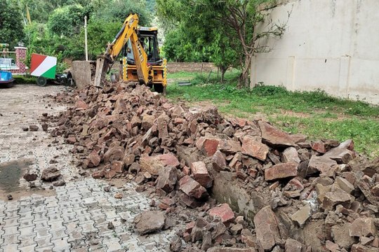 सिलीसेढ़ में करवाई: 6 जेसीबी और भारी पुलिस फोर्स, जमीदोंज हुए अवैध होटल-रेस्टोरेंट