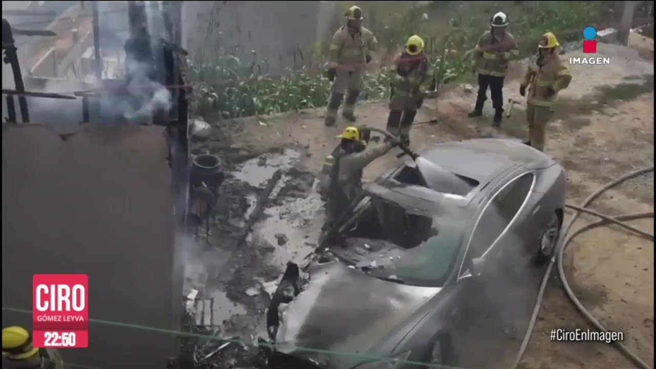 Conectan automóvil Tesla a un poste de luz en Tijuana y termina incendiado