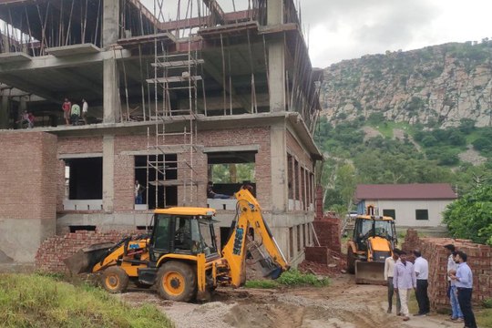 अलवर: सिलीसेढ़ क्षेत्र में बने अवैध होटल-रेस्टोरेंट ढहाए, देखें वीडियो