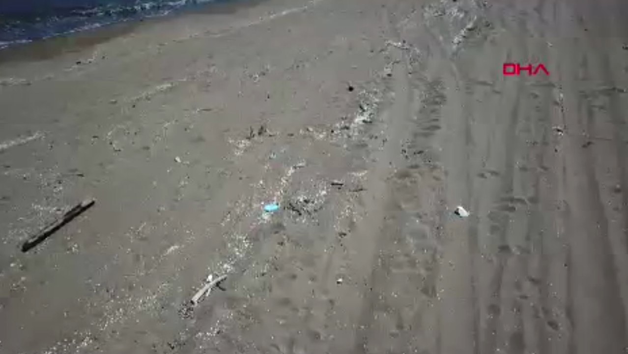 2 kilometrelik kumsal çöple kaplandı