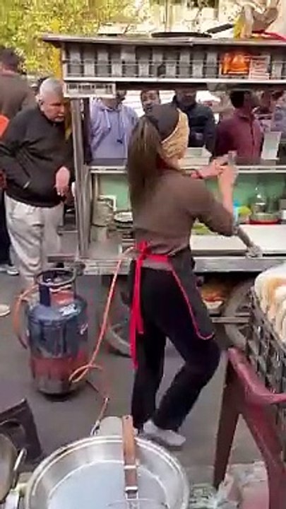दलल Famous vadda pav vali didi streetfood