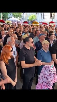 Camiye saygınız yoksa ölünüzü niye getiriyorsunuz? Genco Erkal’ın cenaze merasimi değil sanki konser