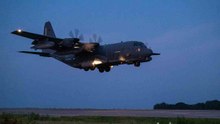 今すぐ見る: 米国の軍用機が初めて道路に着陸！