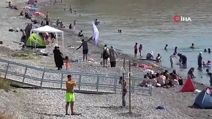 Van Gölü mavi bayraklı plajıyla tatilcileri ağırlıyor