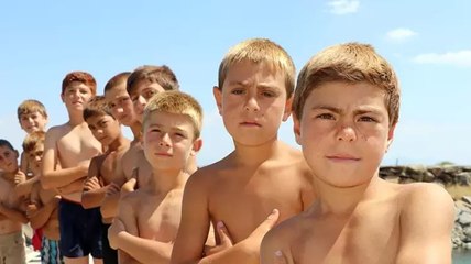 Van Gölü’nde yüzen çocukların saçları sarı oluyor