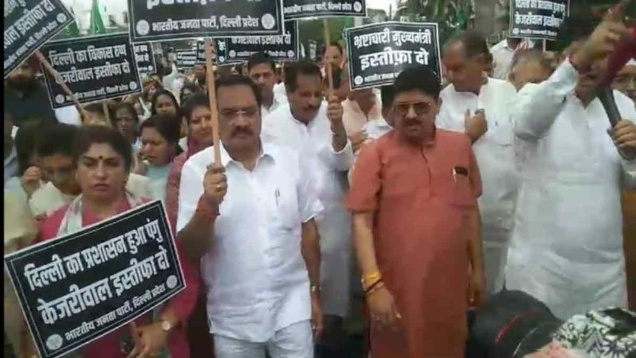 दिल्ली बीजेपी अध्यक्ष की अगुवाई में तिहाड़ जेल के बाहर प्रदर्शन,मुख्यमंत्री अरविंद केजरीवाल के इस्तीफे की मांग
