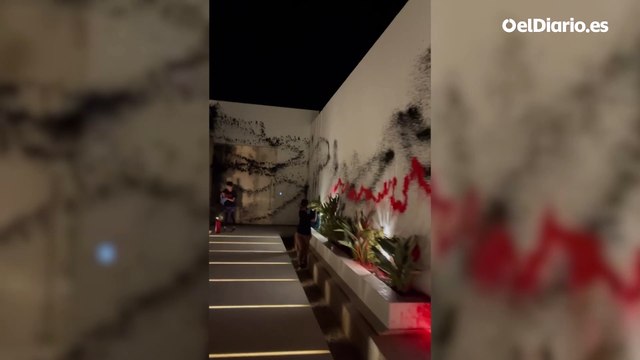 Activistas climáticos de Futuro Vegetal pintan de rojo y negro la mansión de lujo de Messi en Ibiza