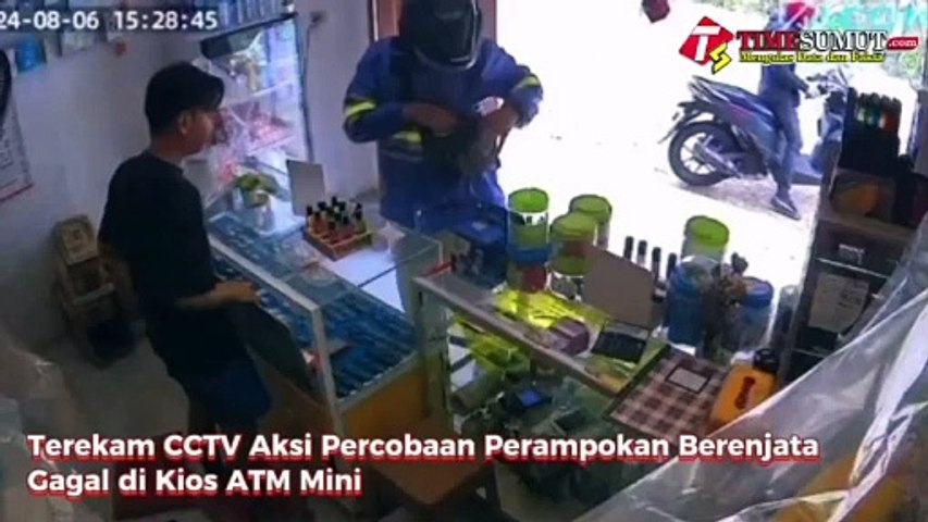 Percobaan Perampokan Bersenjata di Kios ATM Mini Terekam CCTV