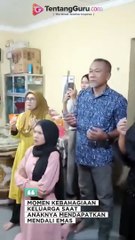 MOMEN BAHAGIA KELUARGA FREDRICK SAAT MENDAPATKAN MENDALI EMAS