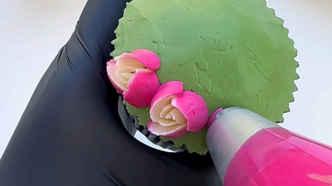 Creative two-toned floral buttercream cupcake art with mini Russian piping tips