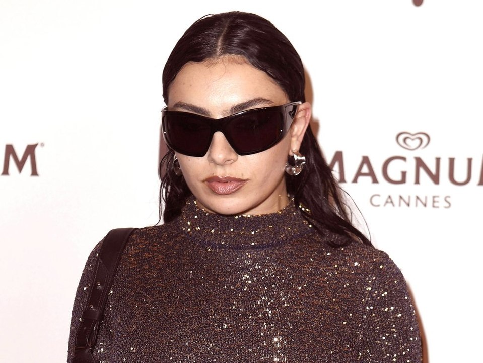Charlie xcx und billie eilish spenden 10.000 paar unterwäsche