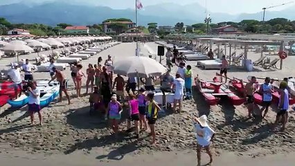 Télécharger la video: Palio dei Bagni di Forte dei Marmi: la gara vista dal drone