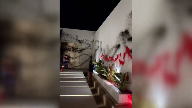 Ativistas climáticos jogam tinta vermelha e preta na mansão de Lionel Messi em Ibiza