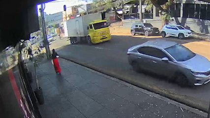 Câmera registra acidente entre Gol e Jeep na Rua Paraná