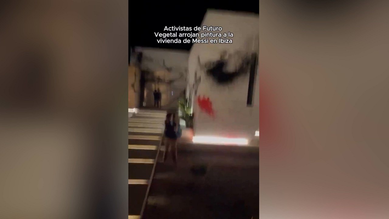 Activistas climáticos vandalizan la casa de Messi en Ibiza