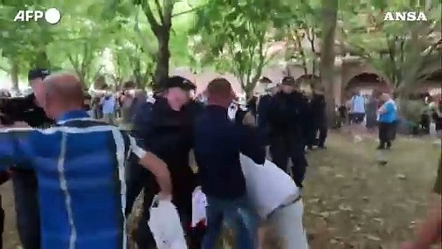 Bristol, scontri tra manifestanti di estrema destra e la polizia