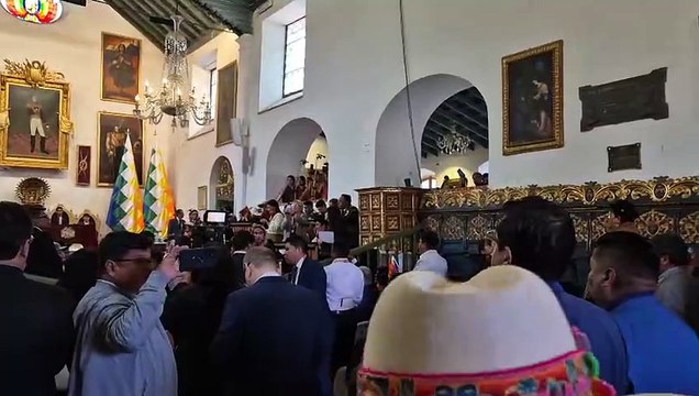 Sesión por los 199 años de independencia se instala en medio de abucheos contra magistrados autoprorrogados