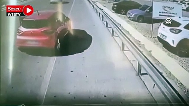 Trafikte halk otobüsü şoförüyle tartışan otomobilin sürücüsü anahtarı alıp kaçtı