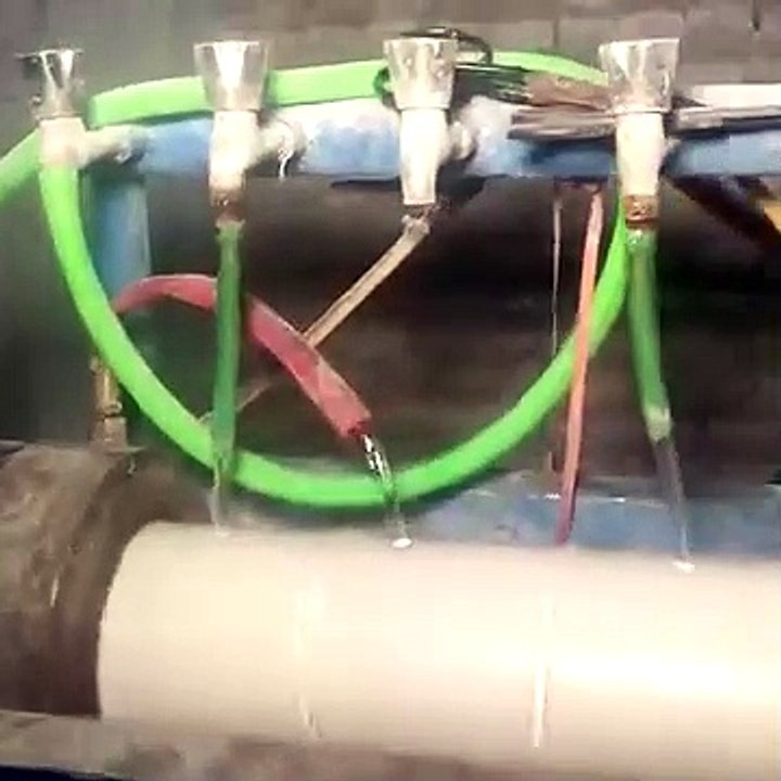 تتم عملية تصنيع الأنابيب البلاستيكية في المصنع