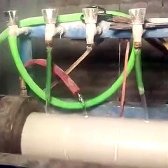 تتم عملية تصنيع الأنابيب البلاستيكية في المصنع