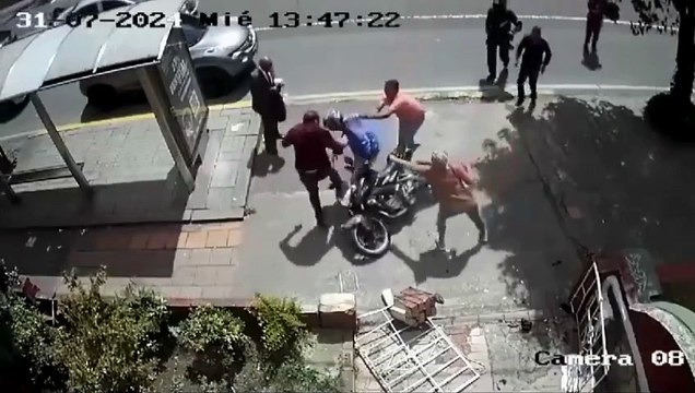 Motociclistas tras darse a la fuga por robo sufren aparatoso accidente y todo queda en vídeo