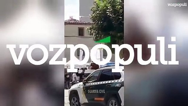 Lío con el alcalde socialista de Soria: se pasea en 'papamóvil' 'bendiciendo a los vecinos