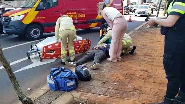 Motociclista joga a moto para o lado para evitar colisão traseira em semáforo, mas sofre a queda