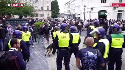 İngiltere'de polis, aşırı sağcılara köpeklerle müdahale etti