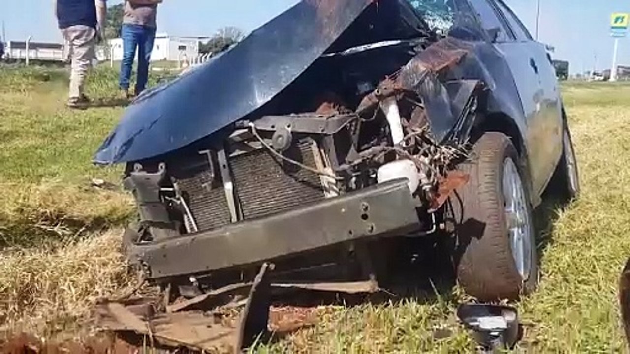 Mulher fica ferida em capotamento na BR-163, em Cascavel