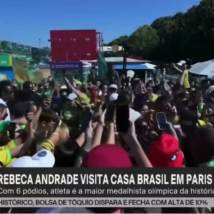 Olimpíadas Paris: Rebeca Andrade visita Casa Brasil e é tietada por multidão de torcedores brasileiros