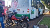 Colisão entre moto e ônibus é registrada na Rua Rio Tibagi