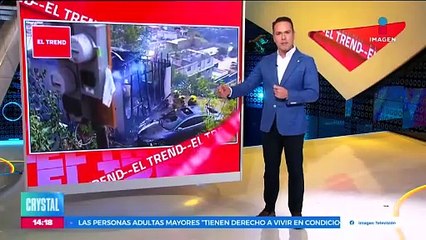 Hombre intenta cargar su automóvil desde un poste de luz