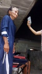 Grandfather was kissed by a new girlfriend, grandmother immediately became jealous
