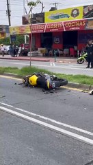 Descargar video: Un motociclista murió tras chocar contra un camión en los cruces de Mariano Otero y Las Torres, en Zapopan