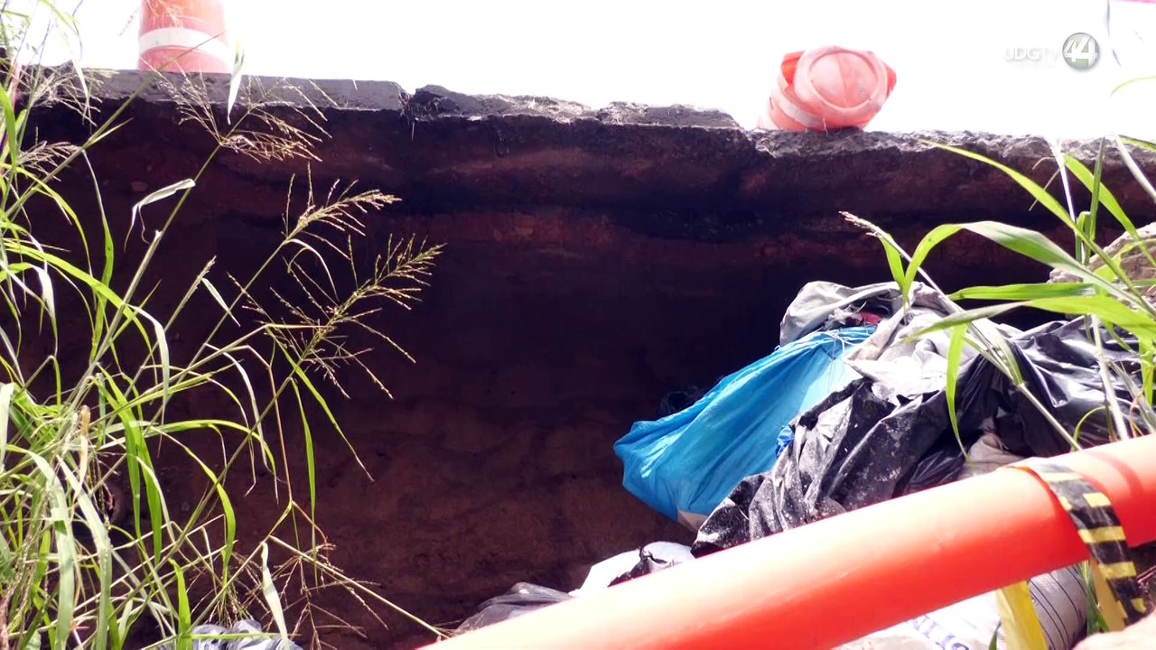 Socavón "rebelde" se forma en banqueta y pone en riesgo a peatones y autos