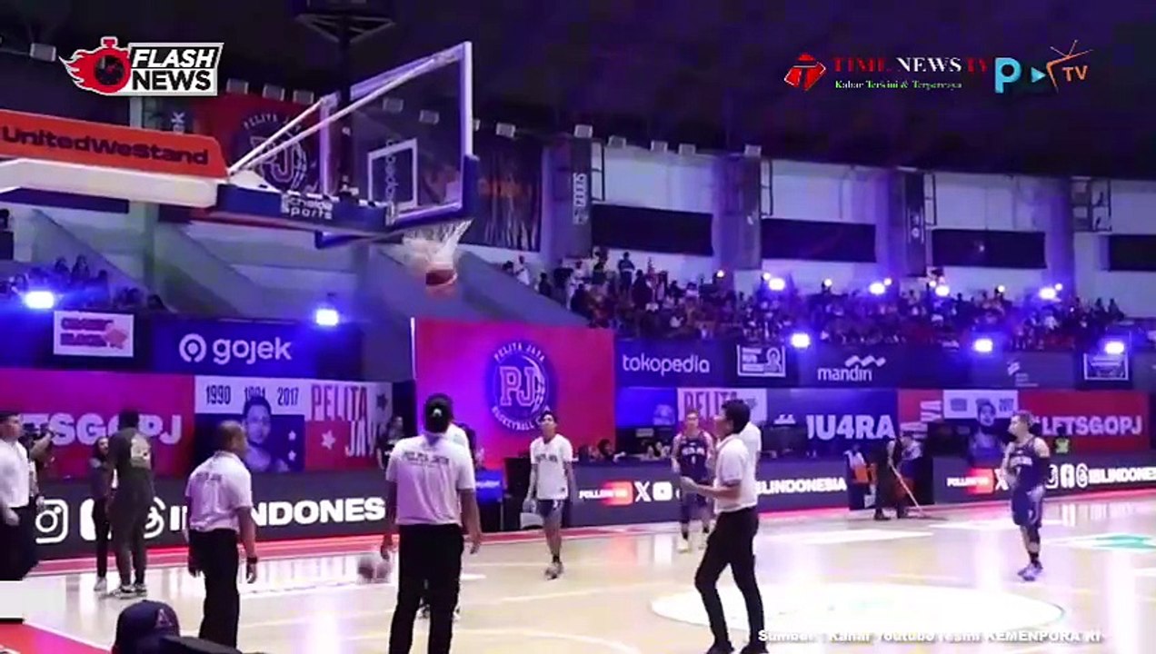 Serahkan Piala Kepada Pelita Jaya Jakarta, Menpora Dito Apresiasi Penyelenggaraan IBL 2024
