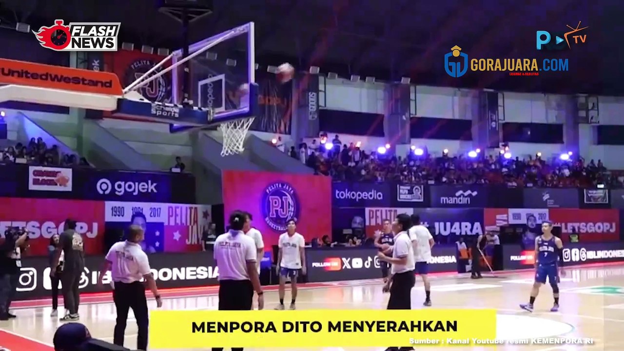 MENPORA DITO SERAHKAN PIALA IBL 2024 KEPADA PELITA JAYA JAKARTA