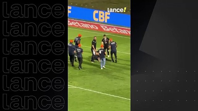Durante o intervalo de Vasco x Atlético-GO, numa ação com os torcedores do clube rolou um imprevisto na hora de cobrar o pênalti