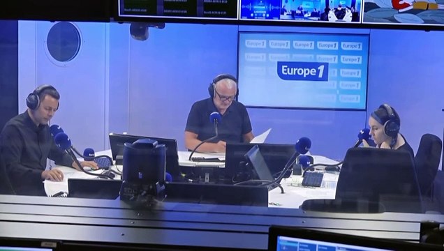 Royaume-Uni : une semaine après la mort de trois fillettes, Southport poursuit son recueillement tandis que le pays s'embrase